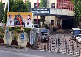 Throwing stones at the governor's car | प्रांताधिकाऱ्यांच्या गाडीवर दगडफेक Throwing stones at the governor's car | प्रांताधिकाऱ्यांच्या गाडीवर दगडफेक