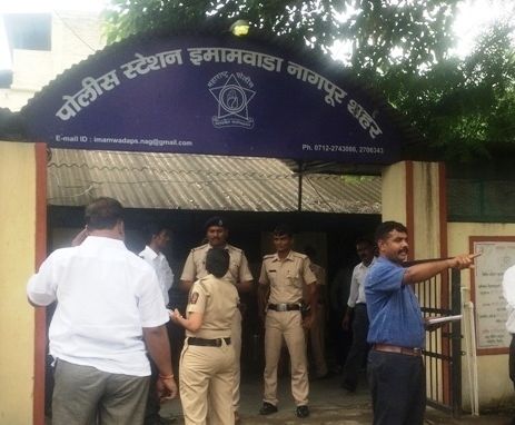 ..then there will be a repetition of 'Akku' in the Imamwara; A warning to women fed up with criminals | ..तर इमामवाड्यात होईल ‘अक्कू’ची पुनरावृत्ती; गुन्हेगाराला कंटाळलेल्या महिलांचा इशारा ..then there will be a repetition of 'Akku' in the Imamwara; A warning to women fed up with criminals | ..तर इमामवाड्यात होईल ‘अक्कू’ची पुनरावृत्ती; गुन्हेगाराला कंटाळलेल्या महिलांचा इशारा