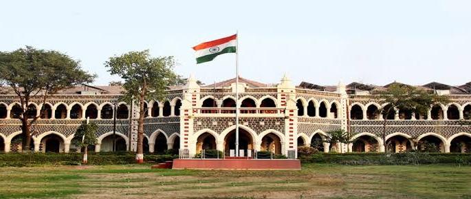 District collector's chair confiscation failure avoided | जिल्हाधिकाऱ्यांची खुर्ची जप्तीची नामुष्की टळली