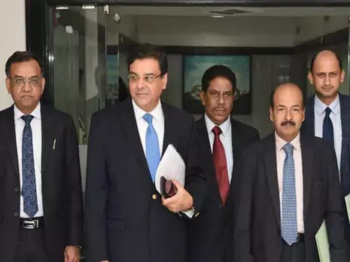 imf chief economist backs rbi amid friction with govt says politicians shouldnt manipulate central banks | केंद्रानं आरबीआयच्या कामात ढवळाढवळ करू नये, आंतरराष्ट्रीय नाणेनिधीचा सल्ला