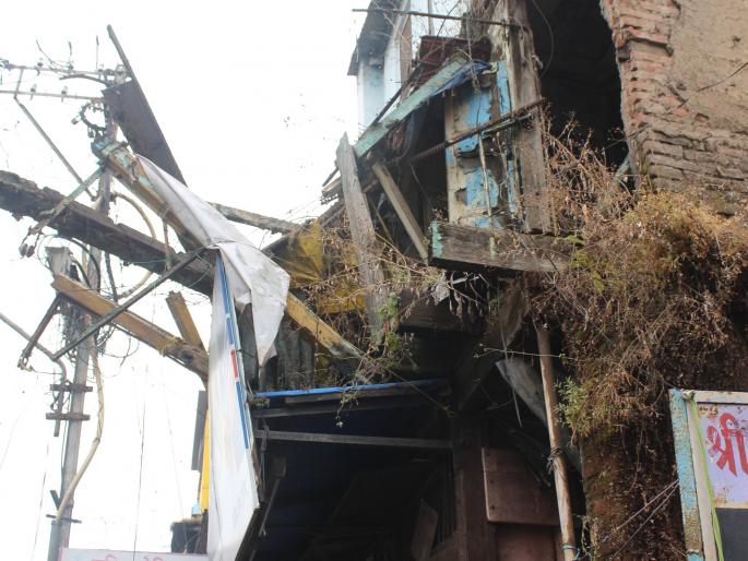 Gallery of building collapsed on Kolhapur road: No life threatening | कोल्हापूर महाद्वार रोडवरील इमारतीची गॅलरी कोसळली : जीवितहानी नाही Gallery of building collapsed on Kolhapur road: No life threatening | कोल्हापूर महाद्वार रोडवरील इमारतीची गॅलरी कोसळली : जीवितहानी नाही