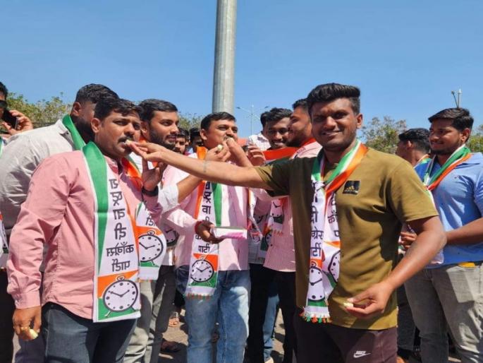 Late came corrected Jubilation in Baramati after Governor resignation was accepted | देर आए दुरुस्त आए...! राज्यपालांचा राजीनामा मंजूर झाल्यावर बारामतीत जल्लोष Late came corrected Jubilation in Baramati after Governor resignation was accepted | देर आए दुरुस्त आए...! राज्यपालांचा राजीनामा मंजूर झाल्यावर बारामतीत जल्लोष