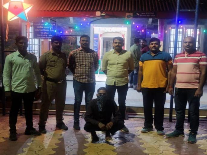 'Gang' leader arrested at Kasba Phaltan Chowk in Baramati | बारामतीतील कसबा फलटण चौकात धुडगूस घालणारा ‘गँग’ म्होरक्या अटक 'Gang' leader arrested at Kasba Phaltan Chowk in Baramati | बारामतीतील कसबा फलटण चौकात धुडगूस घालणारा ‘गँग’ म्होरक्या अटक