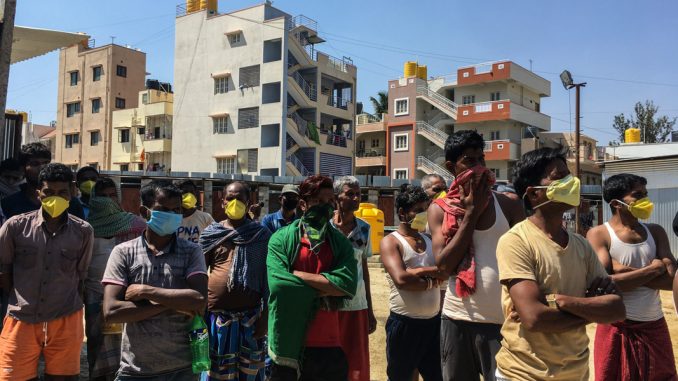 Lockdown News: Subsistence is being solicited from relatives in the village | Lockdown News: गावी असलेल्या आप्तस्वकीयांकडून पैसे मागवून सुरू आहे उदरनिर्वाह Lockdown News: Subsistence is being solicited from relatives in the village | Lockdown News: गावी असलेल्या आप्तस्वकीयांकडून पैसे मागवून सुरू आहे उदरनिर्वाह