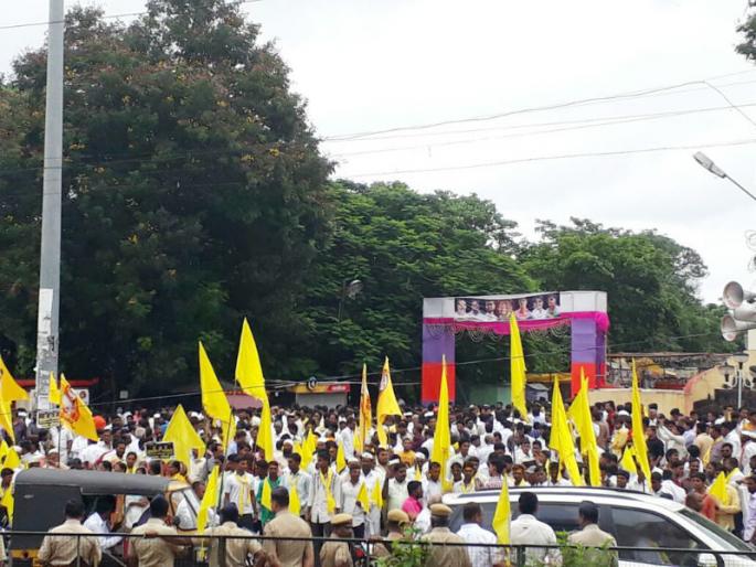 Dhangar community's front is falling on Collector's office ... | धनगर समाजाचा मोर्चा जिल्हाधिकारी कार्यालयावर धडकतोय... Dhangar community's front is falling on Collector's office ... | धनगर समाजाचा मोर्चा जिल्हाधिकारी कार्यालयावर धडकतोय...