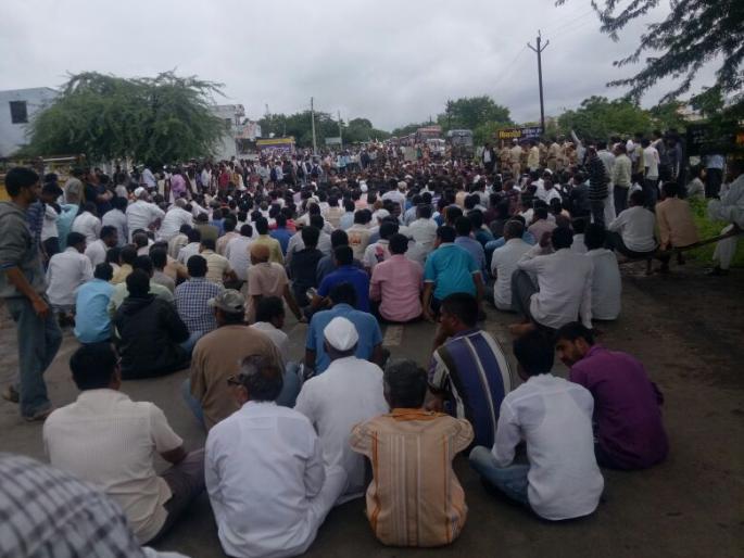 The villagers of Nimbodi demanded a new locked lock, a new building | निंबोडीच्या ग्रामस्थांनी शाळेला ठोकले कुलुप, नवीन इमारतीची मागणी The villagers of Nimbodi demanded a new locked lock, a new building | निंबोडीच्या ग्रामस्थांनी शाळेला ठोकले कुलुप, नवीन इमारतीची मागणी