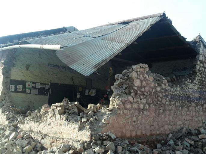A school building in Ghargaon in Shrigonda taluka collapsed | श्रीगोंदा तालुक्यातील घारगावमधील शाळेची इमारत कोसळली A school building in Ghargaon in Shrigonda taluka collapsed | श्रीगोंदा तालुक्यातील घारगावमधील शाळेची इमारत कोसळली