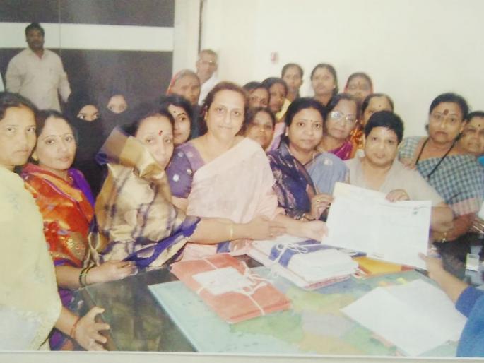 Give 33 percent reservation to women in Lok Sabha, Vidhan Sabha elections; Women Congress Committee of Solapur demands | लोकसभा, विधानसभा निवडणुकीत महिलांना ३३ टक्के आरक्षण द्या, सोलापूरच्या महिला काँग्रेस कमिटीची मागणी Give 33 percent reservation to women in Lok Sabha, Vidhan Sabha elections; Women Congress Committee of Solapur demands | लोकसभा, विधानसभा निवडणुकीत महिलांना ३३ टक्के आरक्षण द्या, सोलापूरच्या महिला काँग्रेस कमिटीची मागणी