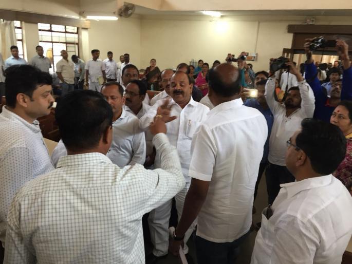 The crime of insulting the national anthem on the corporator Vasant levene | नगरसेवक वसंत लेवेंवर राष्ट्रगीताचा अवमान केल्याचा गुन्हा The crime of insulting the national anthem on the corporator Vasant levene | नगरसेवक वसंत लेवेंवर राष्ट्रगीताचा अवमान केल्याचा गुन्हा