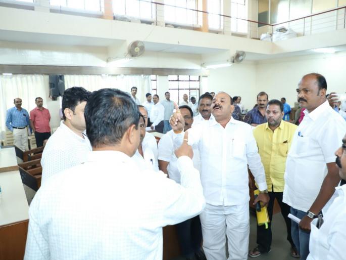 In Satara municipality meeting, there was a scuffle in Mona and Leven | सातारा पालिका सभेत मोने अन् लेवेंमध्ये धक्काबुक्की