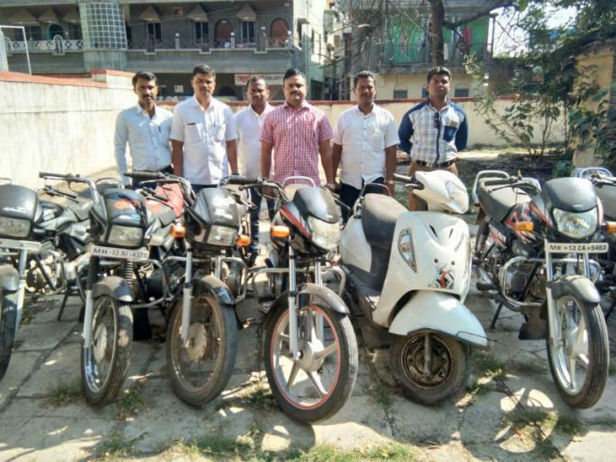 11 robberies stolen, both arrested and injured, Solapur city police action | चोरीस गेलेल्या ११ दुचाकी जप्त, दोघे जेरबंद, सोलापूर शहर पोलीसांची कारवाई 11 robberies stolen, both arrested and injured, Solapur city police action | चोरीस गेलेल्या ११ दुचाकी जप्त, दोघे जेरबंद, सोलापूर शहर पोलीसांची कारवाई