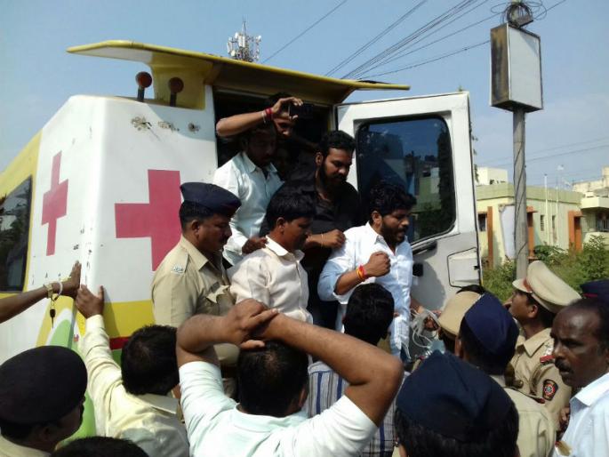 Movement of Solidarity movement in Solapur district, movement of Pahar organization against the house of cooperative minister Subhash Deshmukh | सोलापूर जिल्ह्यात ऊसदर आंदोलन पेटले, सहकारमंत्री सुभाष देशमुख यांच्या घरासमोर प्रहार संघटनेचे आंदोलन