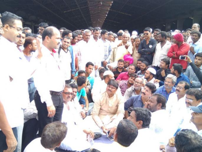 Onion theft and trade â € "onion auction off the farmers, types of Solapur Bazar Samiti | कांदा चोरी व व्यापाºयांच्या विरोधात शेतकºयांनी कांदा लिलाव पाडला बंद, सोलापूर बाजार समितीतील प्रकार Onion theft and trade â € "onion auction off the farmers, types of Solapur Bazar Samiti | कांदा चोरी व व्यापाºयांच्या विरोधात शेतकºयांनी कांदा लिलाव पाडला बंद, सोलापूर बाजार समितीतील प्रकार