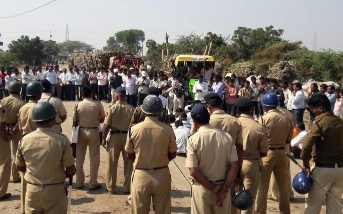 For the price of 3400 rupees of sugarcane, the 'Swabhimani' Elgar, Prasad Sugar Factory | उसाचा ३४०० रुपये भाव मिळावा, यासाठी राहुरीत ‘स्वाभीमानी’चा एल्गार, प्रसाद शुगर फॅक्टरीवर आंदोलन For the price of 3400 rupees of sugarcane, the 'Swabhimani' Elgar, Prasad Sugar Factory | उसाचा ३४०० रुपये भाव मिळावा, यासाठी राहुरीत ‘स्वाभीमानी’चा एल्गार, प्रसाद शुगर फॅक्टरीवर आंदोलन