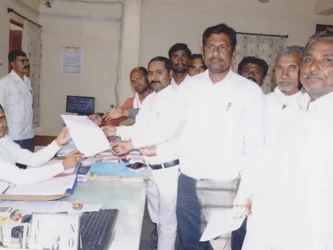 Farmers went in irrigation water to collector's office! | सिंचनाच्या पाण्यासाठी शेतकरी धडकले जिल्हाधिकारी कार्यालयात!