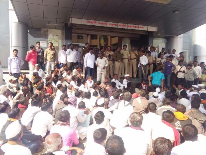 Bhima Koregaon case lodged in Solapur, pelted stones, auctioned off, road blockade | भिमा कोरेगाव प्रकरणाचे सोलापूरात पडसाद, दगडफेक, लिलाव बंद पाडले, रास्ता रोको आंदोलन Bhima Koregaon case lodged in Solapur, pelted stones, auctioned off, road blockade | भिमा कोरेगाव प्रकरणाचे सोलापूरात पडसाद, दगडफेक, लिलाव बंद पाडले, रास्ता रोको आंदोलन