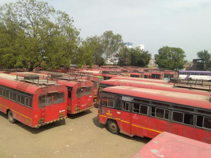 'Red' stopped; Passengers' arrival | ‘लालपरी’ थांबली; प्रवाशांचे हाल 'Red' stopped; Passengers' arrival | ‘लालपरी’ थांबली; प्रवाशांचे हाल