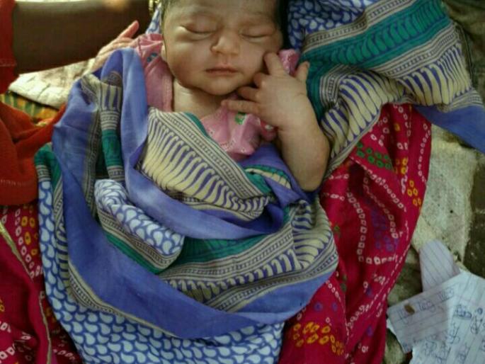 Health sub-center closed; Maternity of the poor woman on the street | आरोग्य उपकेंद्र बंद; गरीब महिलेची रस्त्यावरच प्रसूती Health sub-center closed; Maternity of the poor woman on the street | आरोग्य उपकेंद्र बंद; गरीब महिलेची रस्त्यावरच प्रसूती