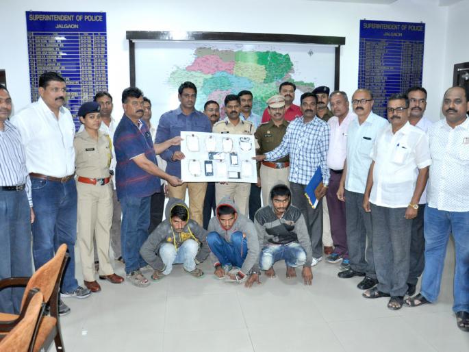7 goldsmiths of 127 grams from the thieves in Jalgaon | जळगावात चोरट्यांकडून १२७ ग्रॅमच्या ७ सोनसाखळ्या हस्तगत 7 goldsmiths of 127 grams from the thieves in Jalgaon | जळगावात चोरट्यांकडून १२७ ग्रॅमच्या ७ सोनसाखळ्या हस्तगत