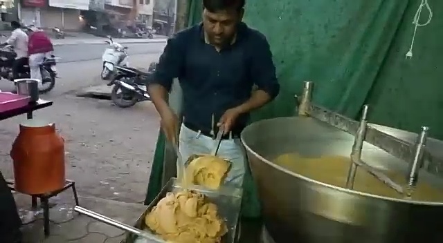 Yogesh's courage and perseverance; Modern-day conventional business, demand for Malegaon milk products in Andhra Pradesh | योगेशची जिद्द व चिकाटी; पारंपारिक व्यवसायाला आधुनिकतेची जोड, मालेगावातील दुग्धजन्य पदार्थांना आंध्रप्रदेशात मागणी Yogesh's courage and perseverance; Modern-day conventional business, demand for Malegaon milk products in Andhra Pradesh | योगेशची जिद्द व चिकाटी; पारंपारिक व्यवसायाला आधुनिकतेची जोड, मालेगावातील दुग्धजन्य पदार्थांना आंध्रप्रदेशात मागणी