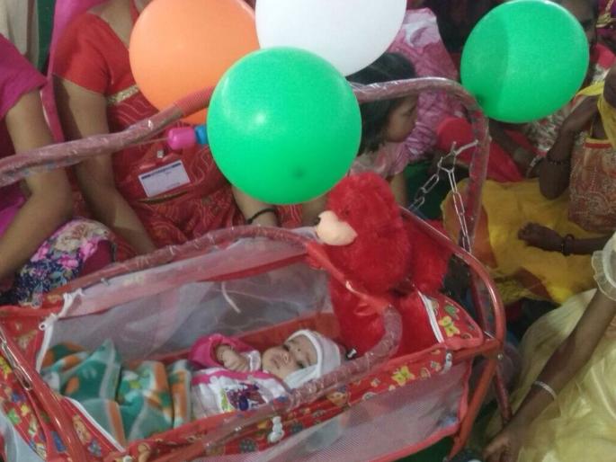 Naming of 301 girl children at the time of Keertan Festival at Beed; Mother's daughter and girl's gift to silver | बीड येथे कीर्तन महोत्सवात एकाचवेळी झाले 301 कन्यारत्नांचे नामकरण; मातेला आहेर अन् मुलीला चांदीचे कडे भेट Naming of 301 girl children at the time of Keertan Festival at Beed; Mother's daughter and girl's gift to silver | बीड येथे कीर्तन महोत्सवात एकाचवेळी झाले 301 कन्यारत्नांचे नामकरण; मातेला आहेर अन् मुलीला चांदीचे कडे भेट