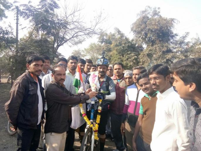 Washim: Malvan-Konark cycle travel for unity and ecological messages! | वाशिम : एकता व पर्यावरणाच्या संदेशासाठी मालवण-कोणार्क सायकल यात्रा! Washim: Malvan-Konark cycle travel for unity and ecological messages! | वाशिम : एकता व पर्यावरणाच्या संदेशासाठी मालवण-कोणार्क सायकल यात्रा!