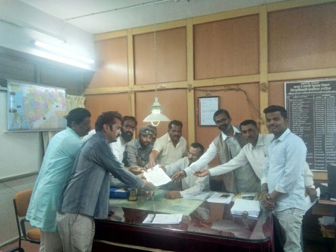 Provide food to the ration card holders according to the systematic method - Vigilance committee members' demands | शिधापत्रिका धारकांना प्रचलीत पध्दतीनुसार धान्य द्या - दक्षता समिती सदस्यांची मागणी Provide food to the ration card holders according to the systematic method - Vigilance committee members' demands | शिधापत्रिका धारकांना प्रचलीत पध्दतीनुसार धान्य द्या - दक्षता समिती सदस्यांची मागणी