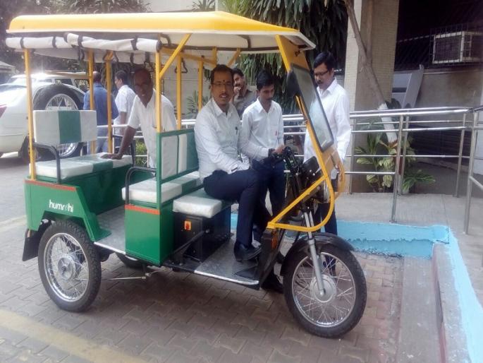 Rickshaw running on solar power through Thane Municipal Corporation | ठाणे महापालिकेच्या माध्यमातून आता सौर उर्जेवर धावणारी रिक्षा Rickshaw running on solar power through Thane Municipal Corporation | ठाणे महापालिकेच्या माध्यमातून आता सौर उर्जेवर धावणारी रिक्षा
