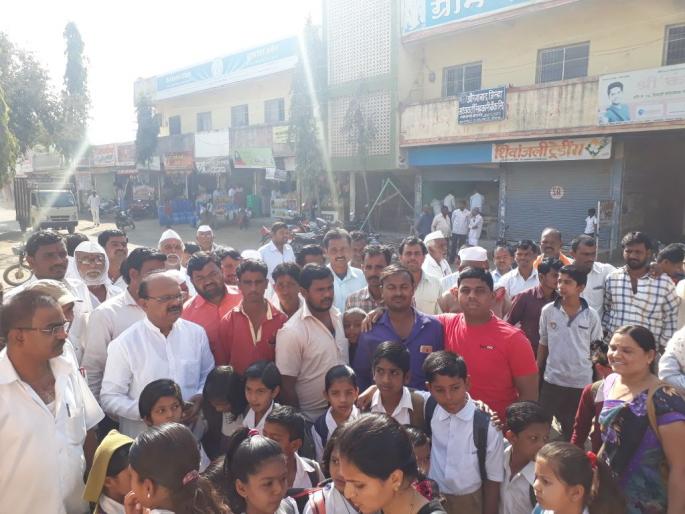'Let Latif' teacher's call to Borgaon GP School students on the streets | ‘लेट लतीफ’ शिक्षकांमुळे गल्ले बोरगाव जि.प. शाळेचे विद्यार्थी रस्त्यावर 'Let Latif' teacher's call to Borgaon GP School students on the streets | ‘लेट लतीफ’ शिक्षकांमुळे गल्ले बोरगाव जि.प. शाळेचे विद्यार्थी रस्त्यावर