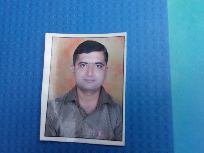 Due to heavy rains, a truck carrying two-wheeler rammed into Jalgaon highway | जळगावात महामार्गावर भरधाव ट्रकने दुचाकीस्वाराला उडविले  Due to heavy rains, a truck carrying two-wheeler rammed into Jalgaon highway | जळगावात महामार्गावर भरधाव ट्रकने दुचाकीस्वाराला उडविले