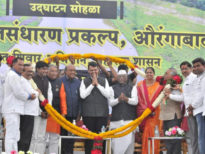 Drought because of human stopping by the natural water supply system: Chief Minister | निसर्गनिर्मित पाणलोट व्यवस्था मानवाने थांबविल्यामुळे दुष्काळ : मुख्यमंत्री Drought because of human stopping by the natural water supply system: Chief Minister | निसर्गनिर्मित पाणलोट व्यवस्था मानवाने थांबविल्यामुळे दुष्काळ : मुख्यमंत्री