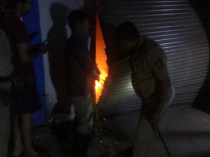 Fire at the clothing store on the Necklace street! | नेकलेस मार्गावरील कपड्याच्या दुकानाला आग! Fire at the clothing store on the Necklace street! | नेकलेस मार्गावरील कपड्याच्या दुकानाला आग!