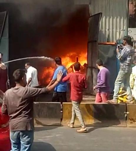 Wood factories fire on Bhiwandi-Kalyan road | भिवंडी-कल्याण मार्गावर लाकडाच्या वखारीतील कारखान्यास आग Wood factories fire on Bhiwandi-Kalyan road | भिवंडी-कल्याण मार्गावर लाकडाच्या वखारीतील कारखान्यास आग