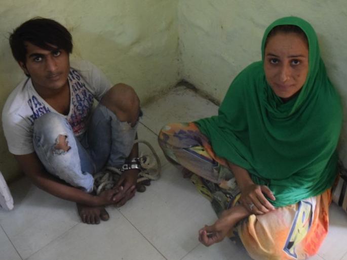 In Jalgaon City, the teacher was interrogated with the help of a woman, | जळगाव शहरातून शिक्षिकेची सोनसाखळी लांबविणा-या भुसावळच्या महिलेसह दोघं जेरबंद In Jalgaon City, the teacher was interrogated with the help of a woman, | जळगाव शहरातून शिक्षिकेची सोनसाखळी लांबविणा-या भुसावळच्या महिलेसह दोघं जेरबंद