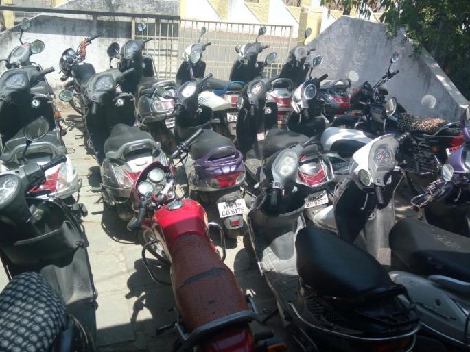 Action taken on 55 children running in two bicycles in Jalgaon city | जळगाव शहरात दुचाकी चालविणा-या ५५ अल्पवयीन मुलांवर कारवाई Action taken on 55 children running in two bicycles in Jalgaon city | जळगाव शहरात दुचाकी चालविणा-या ५५ अल्पवयीन मुलांवर कारवाई