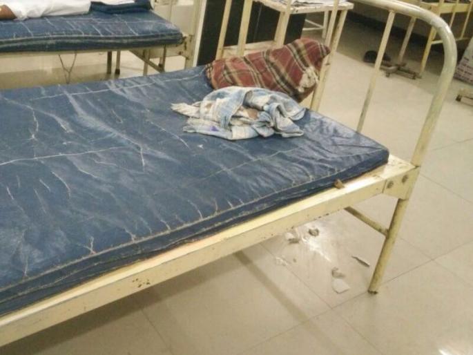 After attempting to commit suicide, fleeing from Beed District Hospital after Atal Offenders | आत्महत्येचा प्रयत्न फसल्यानंतर अट्टल गुन्हेगाराचे बीड जिल्हा रुग्णालयातून पलायन After attempting to commit suicide, fleeing from Beed District Hospital after Atal Offenders | आत्महत्येचा प्रयत्न फसल्यानंतर अट्टल गुन्हेगाराचे बीड जिल्हा रुग्णालयातून पलायन