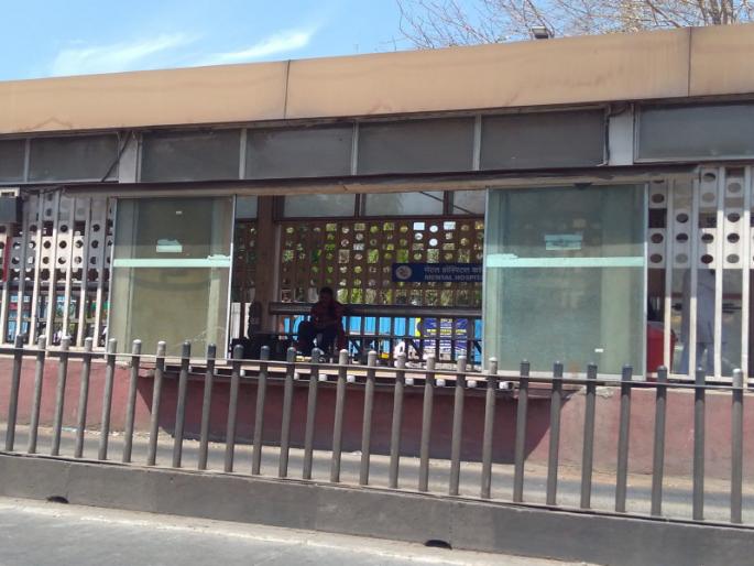 pune brt busstop doors left open | बीअारटी बसस्टाॅपचे दरवाजे उघडेच; प्रवाशांचा जीव धाेक्यात pune brt busstop doors left open | बीअारटी बसस्टाॅपचे दरवाजे उघडेच; प्रवाशांचा जीव धाेक्यात