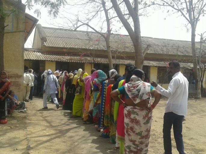 Voting in 68.80 percent for Vaijapur NP | वैजापूर न.प.साठी ६८.८० टक्के शांततेत मतदान Voting in 68.80 percent for Vaijapur NP | वैजापूर न.प.साठी ६८.८० टक्के शांततेत मतदान