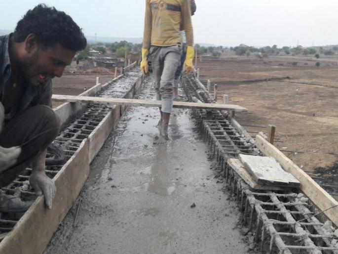 Command building collapses slab Two laborers killed | कमान बांधकामाचा स्लॅब कोसळून दोन मजूर ठार Command building collapses slab Two laborers killed | कमान बांधकामाचा स्लॅब कोसळून दोन मजूर ठार