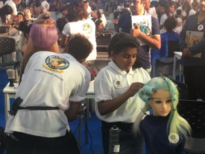 12 years old juhi became a famous hair stylist in pune | १२ वर्षांची लहानगी जुही बनली हेअर स्टायलिस्ट 12 years old juhi became a famous hair stylist in pune | १२ वर्षांची लहानगी जुही बनली हेअर स्टायलिस्ट