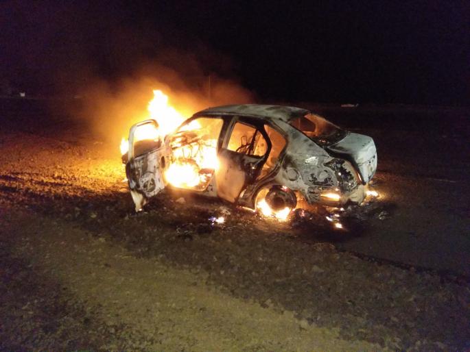 A car exploded near the scalp; 5 people escaped from Balangal | आडूळजवळ कार पेटली; ५ जण बालंबाल बचावले A car exploded near the scalp; 5 people escaped from Balangal | आडूळजवळ कार पेटली; ५ जण बालंबाल बचावले