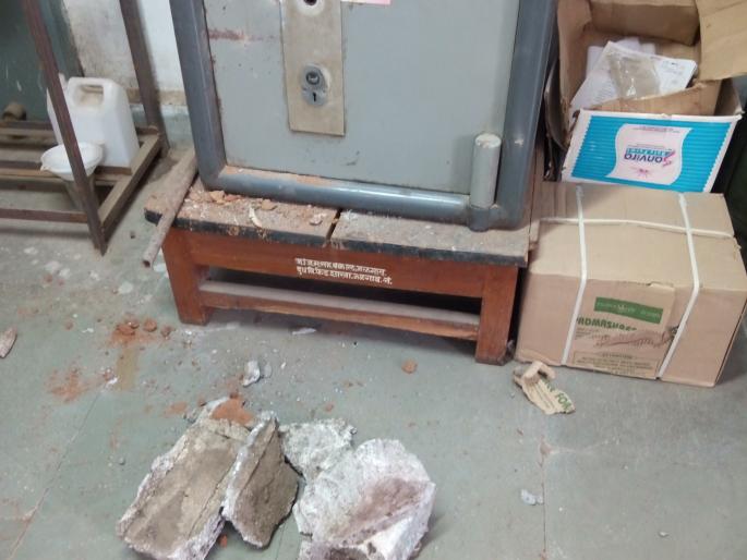 A stone throwing stone at Jalgaon District Milk Union and trying to break the safe | जळगाव जिल्हा दूध संघातील बँकेत दगड टाकून तिजोरी फोडण्याचा प्रयत्न