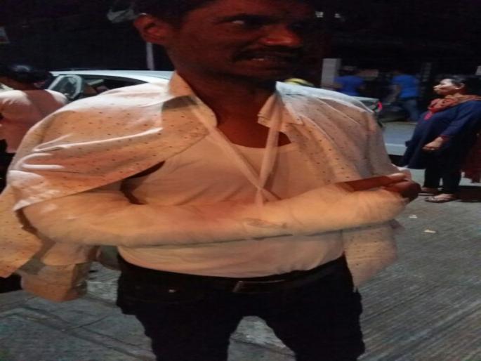 One injured in dog attack at pune | भटक्या कुत्र्यांना आवरा : हल्ल्यात एक जण गंभीर जखमी One injured in dog attack at pune | भटक्या कुत्र्यांना आवरा : हल्ल्यात एक जण गंभीर जखमी