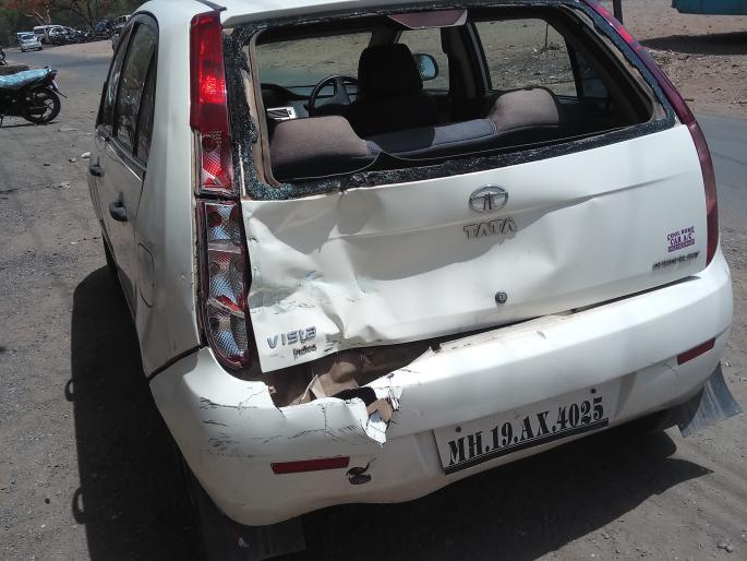 Bus stopped in a car stopped in Jalgaon city | जळगाव शहरात अचानक थांबलेल्या कारवर धडकली बस Bus stopped in a car stopped in Jalgaon city | जळगाव शहरात अचानक थांबलेल्या कारवर धडकली बस