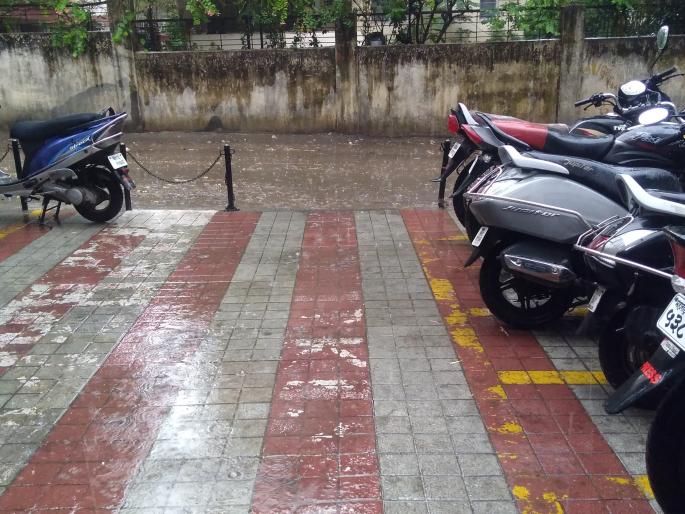 Rainfall in Pune city and surrounding area | पुण्यात बरसल्या पावसाच्या सरी; नागरिकांना उकाड्यापासून तात्पुरता दिलासा Rainfall in Pune city and surrounding area | पुण्यात बरसल्या पावसाच्या सरी; नागरिकांना उकाड्यापासून तात्पुरता दिलासा