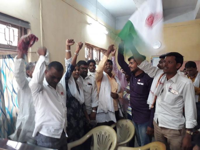 Tired of the sub-registrar chamber; Movement of Swabhimani Shetkari Sanghatana | उपनिबंधकांच्या कक्षात उधळली तूर; स्वाभिमानी शेतकरी संघटनेचे आंदोलन Tired of the sub-registrar chamber; Movement of Swabhimani Shetkari Sanghatana | उपनिबंधकांच्या कक्षात उधळली तूर; स्वाभिमानी शेतकरी संघटनेचे आंदोलन