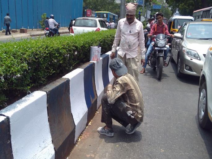within five minuite their work was in vain | त्यांच्या मेहनतीवर मारली जाते पाच मिनिटात पिचकारी within five minuite their work was in vain | त्यांच्या मेहनतीवर मारली जाते पाच मिनिटात पिचकारी