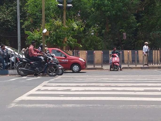 one side traffic police fine the defaulters and other side they allow to break the rules | एकीकडे वाहतूक पाेलीसांची कारवाई तर दुसरीकडे डाेळेझाक