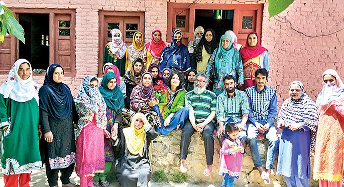 Human-right activist Irom Sharmila talks about her travel and interactions with women and youth of Jammu Kashmir | इरोम शर्मिला जेव्हा जम्मू-काश्मीरच्या गावागावात फिरतात.. Human-right activist Irom Sharmila talks about her travel and interactions with women and youth of Jammu Kashmir | इरोम शर्मिला जेव्हा जम्मू-काश्मीरच्या गावागावात फिरतात..