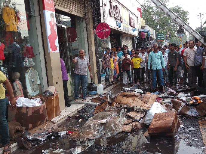 Fire shops in the flower market in Jalgaon city of Jalgaon | जळगाव शहरातील फुले मार्केटमध्ये कपड्यांच्या दुकानात अग्नितांडव